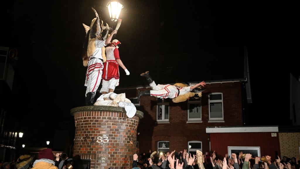 Es ist ein Brauch, bei dem junge Männer im Mittelpunkt stehen - die Ursprünge des Klaasohm-Festes liegen im Dunkeln. (Archivbild)
