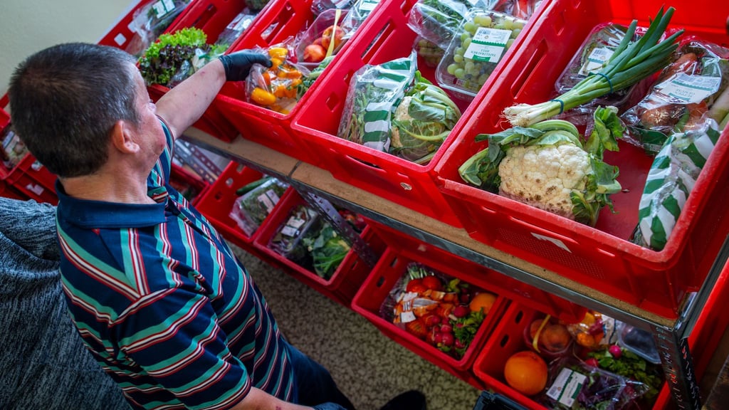 Vielen Tafeln fehlen immer noch dringend Helferinnen und Helfer. (Archivbild)