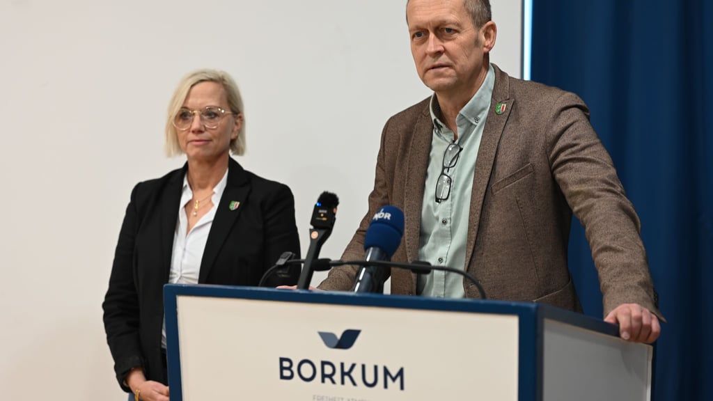 Vor dem Klaasohm-Fest auf Borkum stellen sich Bürgermeister Jürgen Akkermann (parteilos) und seine Stellvertreterin Melanie Helms (SPD) den Fragen der Presse.