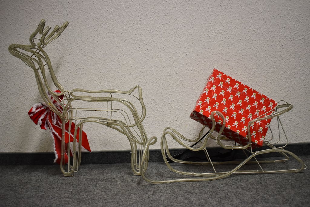 Die Rentierschlitten-Deko, die aus einem Vorgarten in der Gregor-Dellin-Straße in Weißenfels gestohlen worden ist