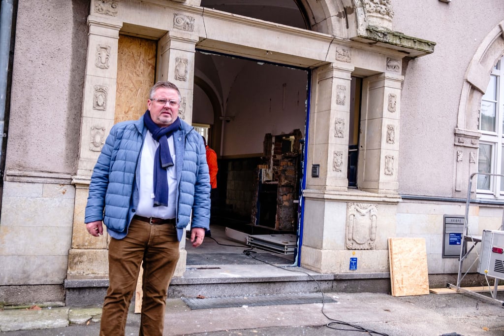 Coswigs Bürgermeister André Saage hat selber in der Filiale der Volksbank gearbeitet. Nach der Sprengung eines Geldautomaten zeigte er sich erschüttert über das Ausmaß des Schadens. 