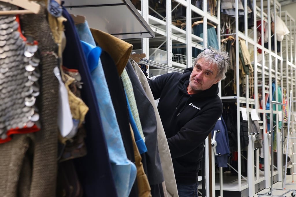 Mirko Scharsig, Leiter der Haus- und Betriebstechnik der Bühnen Halle, gewährt einen Einblick in den neuen Theaterfundus. Tausende Kostüme lagern hier in hochmodernen Rollregalen.