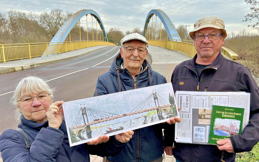 Monika Thiem, Hans Löffler und Burkhard Thiem zeigen die Hängebrücke, die vor 200 Jahren in Nienburg an dieser Stelle eingestürzt ist. 