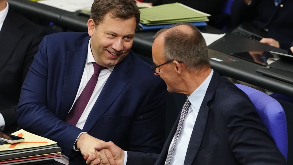 Es ist noch einmal gut gegangen: Klingbeil und Merz atmen auf.