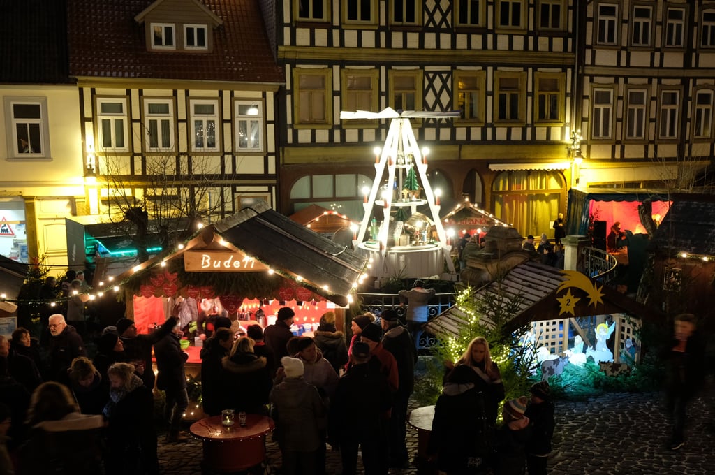 Der Sternthaler Weihnachtsmarkt in Blankenburg wird am Freitag, 5. Dezember 2025, eröffnet. An zehn Tagen wird den Blankenburgern und Gästen ein vielfältiges lukullisches und kulturelles Programm in romantischer Fachwerkkulisse vor dem historischen Rathaus geboten.