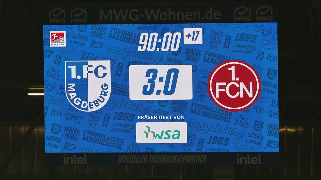 Künftig bleibt die Anzeige nicht mehr bei 90:00 Minuten stehen. Die Nachspielzeit ab Januar 2026 wird für alle Zuschauer im Stadion transparent angezeigt.