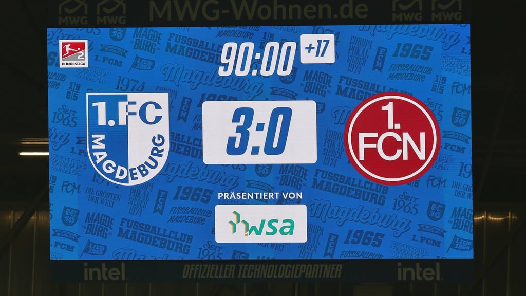 Künftig bleibt die Anzeige nicht mehr bei 90:00 Minuten stehen. Die Nachspielzeit ab Januar 2026 wird für alle Zuschauer im Stadion transparent angezeigt.