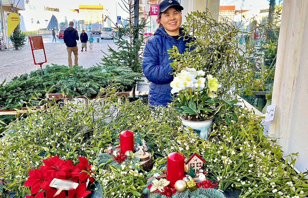 Mistel-Zeit im Zeitzer Blumenlädchen in der Innenstadt:  Vu Van Thanh bietet die Glücksbringer an. 