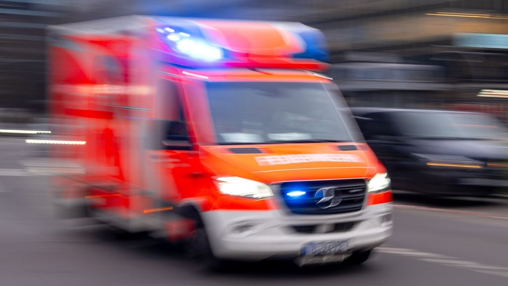 Bei einem Unfall an einer Bushaltestelle im Saalekreis ist ein siebenjähriger Junge schwer am Bein verletzt worden.