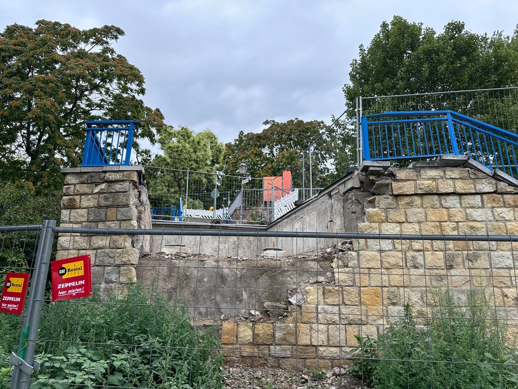 Seit dem Abriss der Fußgängerbrücke am Petriförder in Magdeburg klafft die Lücke dort, wo einst die Brücke auflag.