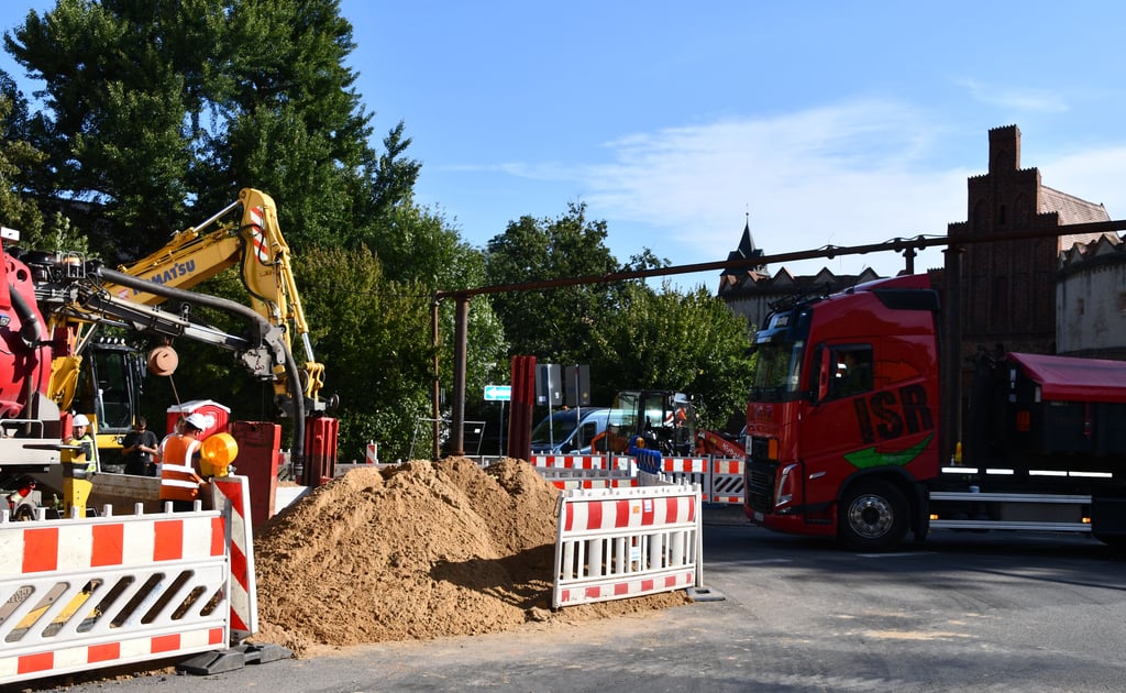 Es ist eng am Salzwedeler Tor. Dieser Bereich gehört zur Baustelle des Wasserverbandes in der Goethestraße. Dort wird die Abwasserleitung komplett erneuert.