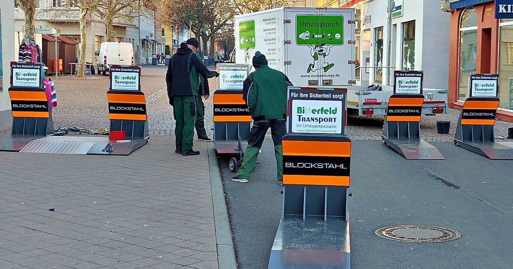 An den Zufahrten werden Sperren aus Stahl aufgestellt.