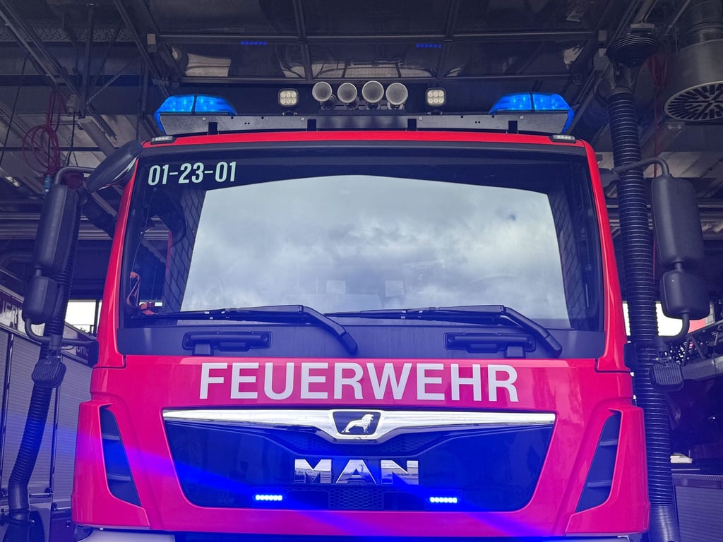 Einsatzkräfte der Feuerwehr löschten den Brand in der Erdgeschosswohnung. (Symbolbild)