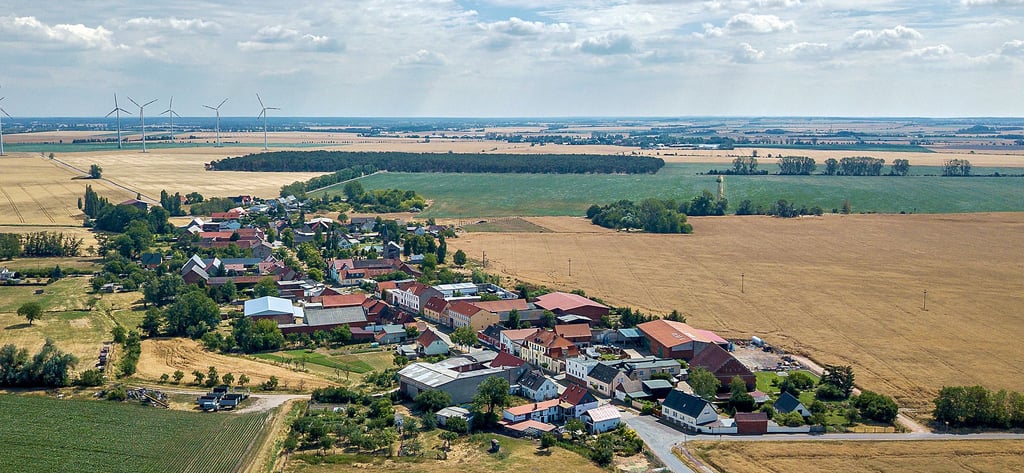 Nun ist es entschieden: Die PV-Anlage bei Karith wird kommen. Sie ist zu Teilen auf der rechten Seite des Feldes geplant, das auf dem Foto im oberen Bereich grün zu erkennen ist.