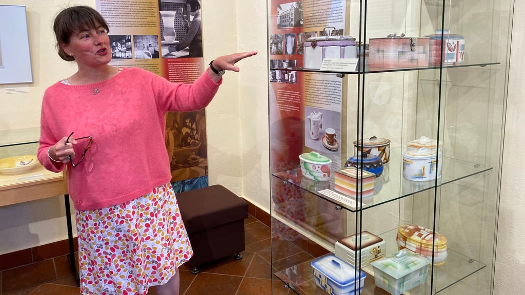 Museumsleiterin Judith Vater führt interessierte Besucher am 28. Dezember durch die Sonderausstellung „Kunst auf dem Küchentisch“.