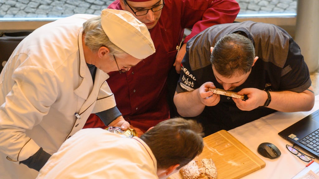 Stollenprüfung in Magdeburg: Bäckermeister Stefan Kirn, Bäckermeister Helge Sommerwerk, Bäckermeister Cornelius Glaser und der Sachverständige des Deutschen Brotinstituts, Bäckermeister und Brotsommelier Sebastian Weidelt (v.l.).