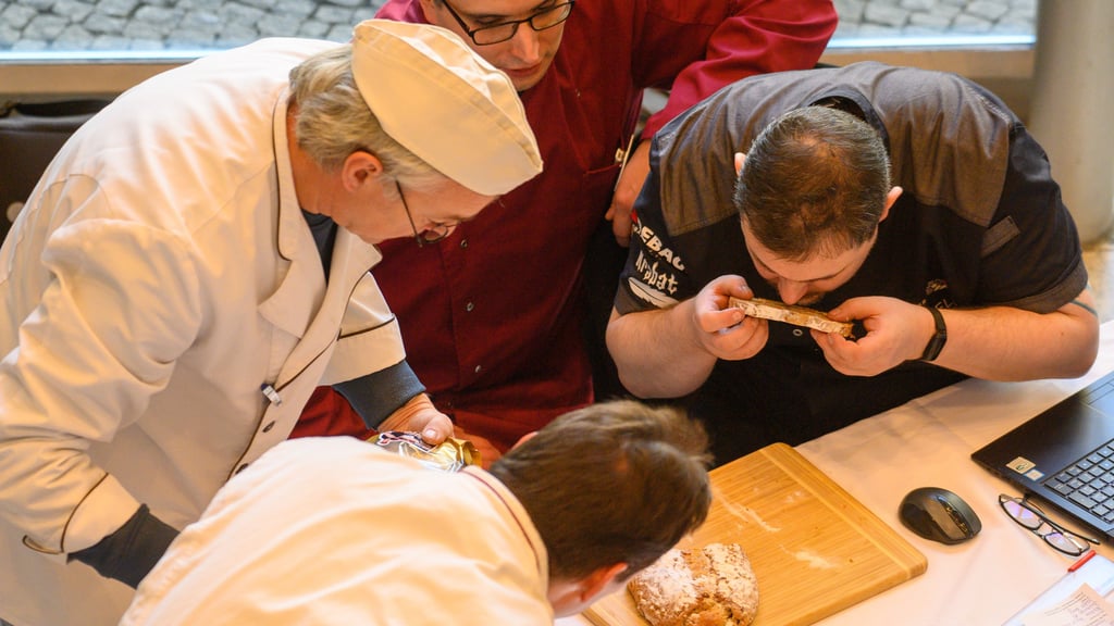 Stollenprüfung in Magdeburg: Bäckermeister Stefan Kirn, Bäckermeister Helge Sommerwerk, Bäckermeister Cornelius Glaser und der Sachverständige des Deutschen Brotinstituts, Bäckermeister und Brotsommelier Sebastian Weidelt (v.l.).