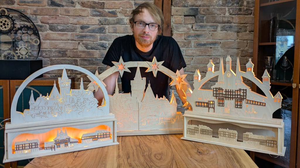 Alles Handarbeit: Der gebürtige Wernigeröder Matthias Karste baut in Halle Schwibbögen mit ganz besonderen Motiven.