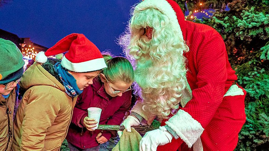 Auch in diesem Jahr wird der Weihnachtsmann die  Kinder mit kleinen Präsenten überraschen. 