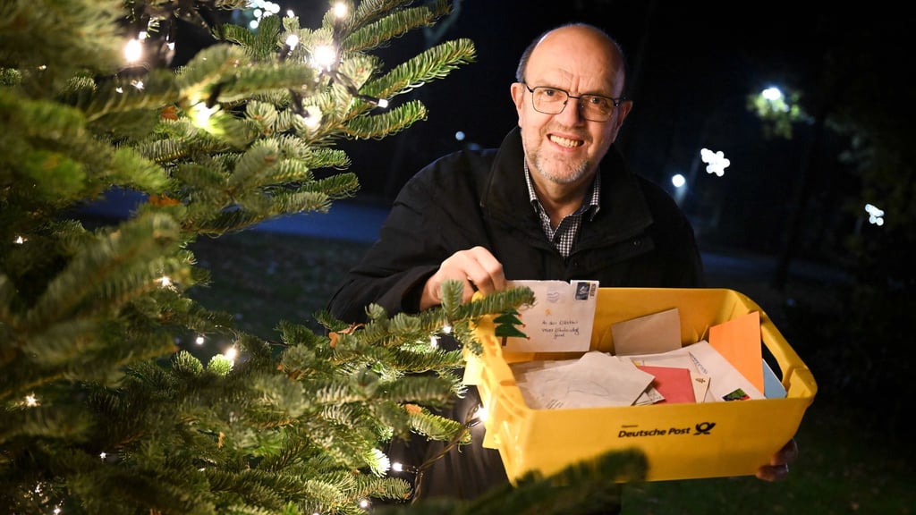 Bereits im Laufe des Jahres kommen Briefe aus aller Welt bei Hubert Weddehage an. (Archivbild)
