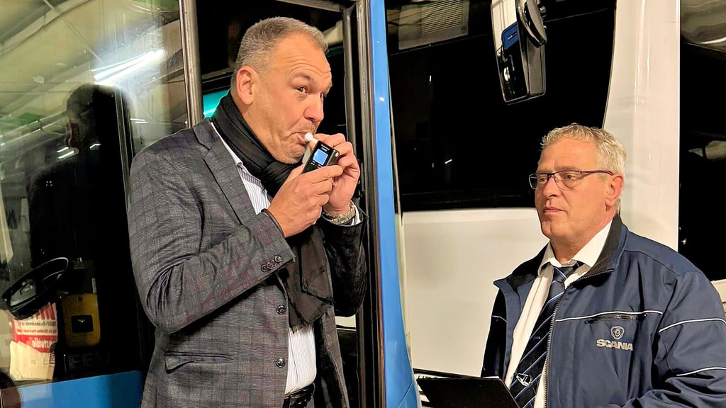Mit gutem Beispiel vorneweg: Auch Christian Fischer, Geschäftsführer der Harzer Verkehrsbetriebe (HVB/links), unterzog sich gegen 3 Uhr bei Betriebsleiter Bernd Franke einem Atemalkoholtest – Ergebnis: 0,0 Promille. 