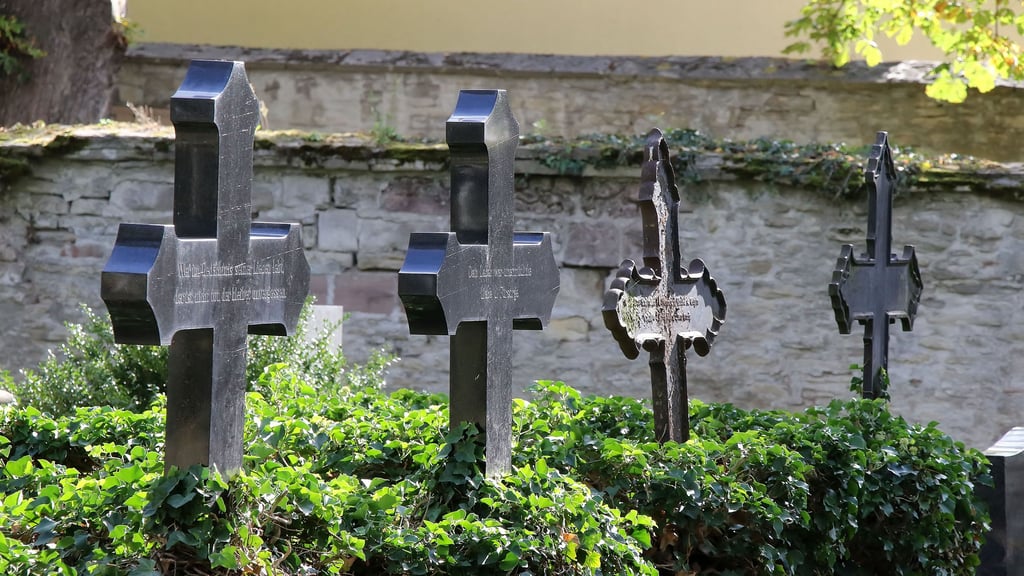 Auf dem Allstedter Friedhof befinden sich auch historische Gräber.