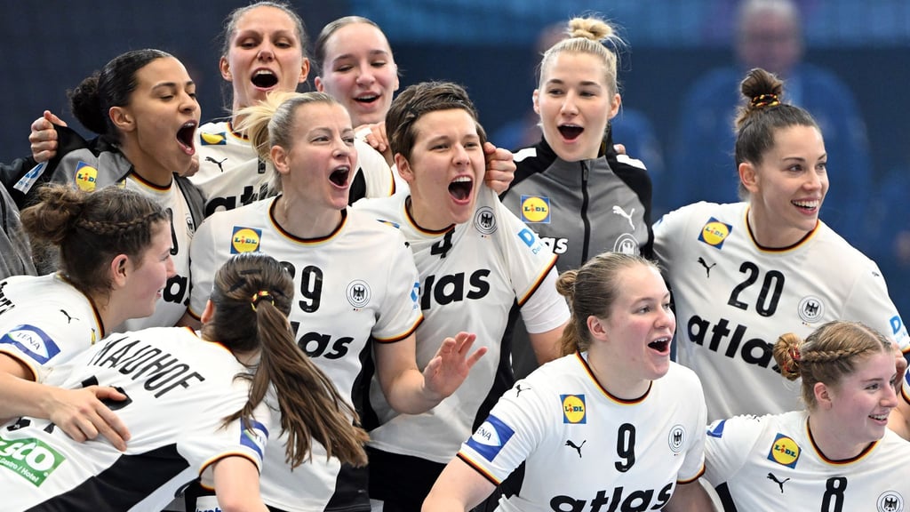 Der Medaillen-Traum lebt: Das DHB-Team steht im Viertelfinale.