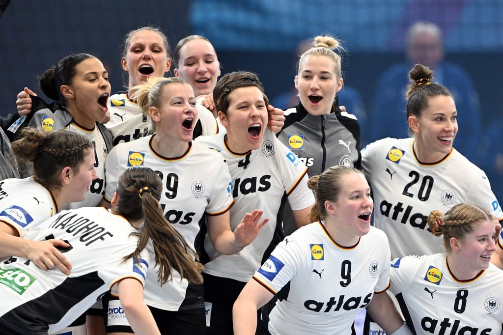 Der Medaillen-Traum lebt: Das DHB-Team steht im Viertelfinale.