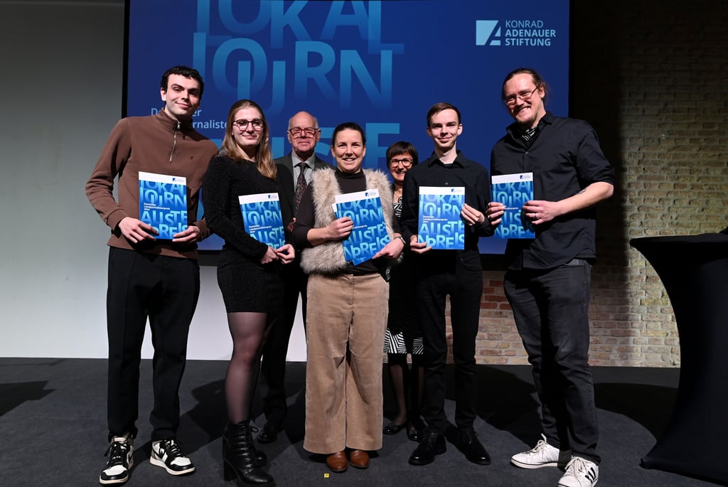 Unser Team in Augsburg: Sebastian Meyer, Isabell Sparfeld, Norbert Lammert, Vorsitzender der Konrad-Adenauer-Stiftung und ehemaliger Bundestagspräsident, Volobeauftragte Jessica Quick, Jana Klameth, Sprecherin der Jury, Jonas Lohrmann und Benjamin Telm (v.li)