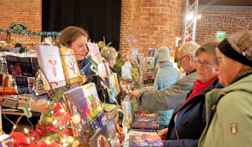 40 Kunsthandwerker und Händler bieten in der Marienkirche ihre Waren an und laden zum gemütlichen Stöbern ein. 