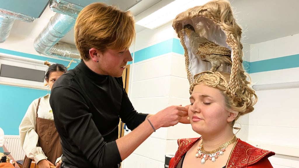 Maskenleiter Jeremy Querfurth hat eine besondere Perücke für die Königin kreiert. Sie ist beim Wintermärchen „Der gestiefelte Kater“ vom Theater „Fairytale Thale“ zu sehen. 