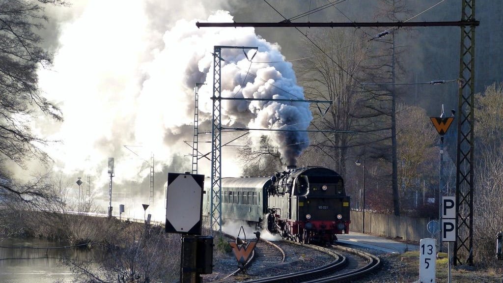 Mit der Rübelandbahn geht es am 6. und 7. Dezember 2025 zu zwei Sonderfahrten durch den winterlichen Harzwald von Blankenburg aus nach Rübeland.
