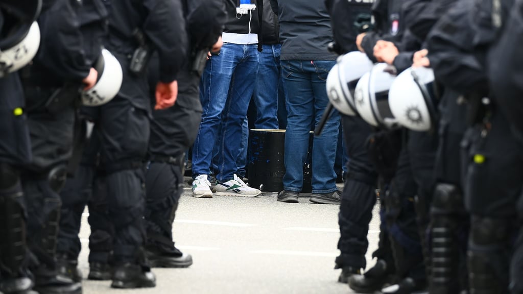 Die Polizei in Hamburg bereitet sich auf das Nordderby zwischen dem Hamburger SV und Werder Bremen vor. (Archiv)