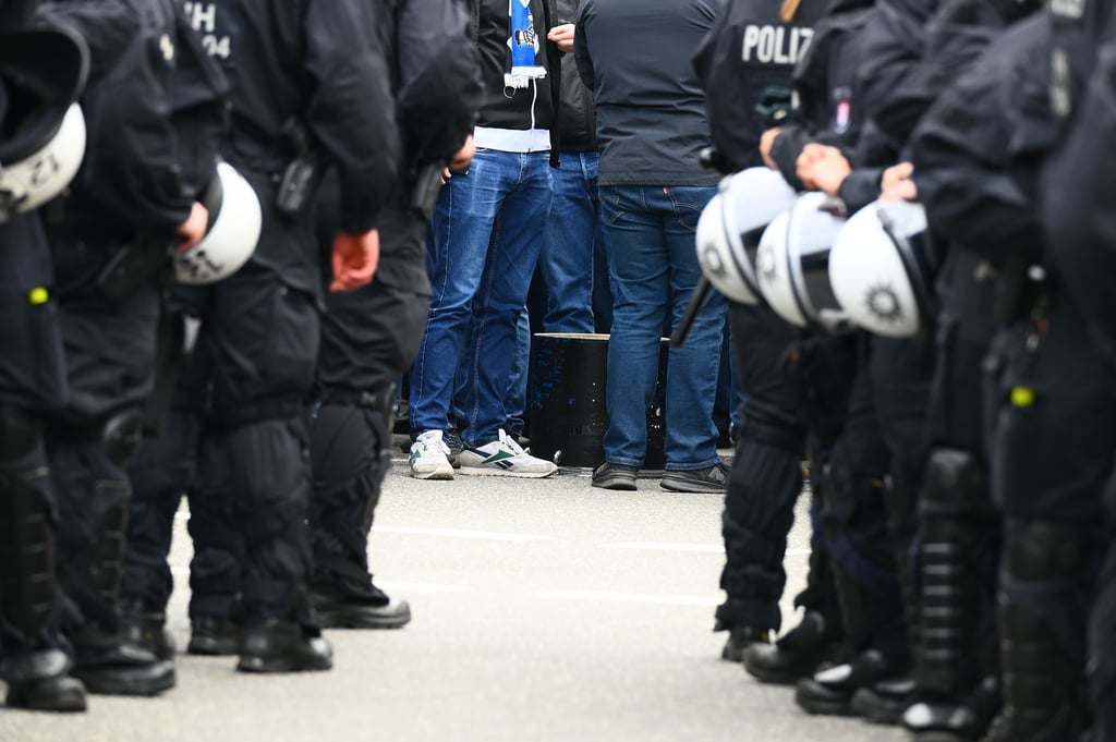 Die Polizei in Hamburg bereitet sich auf das Nordderby zwischen dem Hamburger SV und Werder Bremen vor. (Archiv)