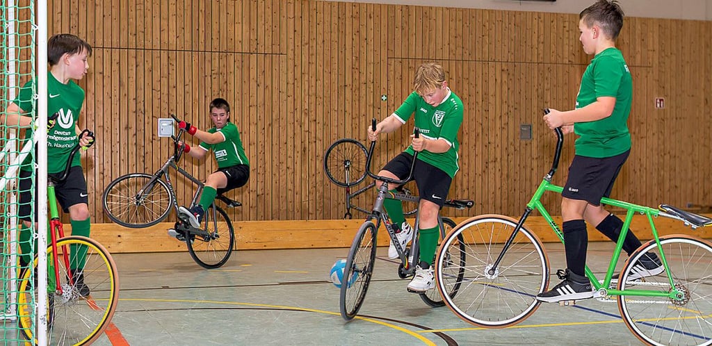 Der Zeitzer Radball-Nachwuchs trainiert für den zweiten Spieltag Mitte Januar kommenden Jahres.