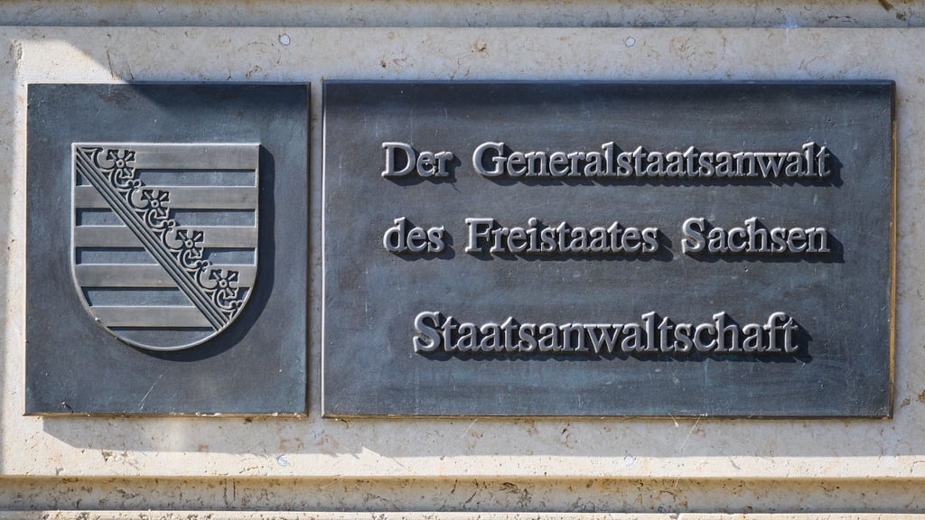 Gegen zwei mutmaßliche Rechtsextremisten hat die Staatsanwaltschaft Dresden Anklage wegen eines brutalen Angriffs auf einen 19-Jährigen erhoben. (Symbolbild)