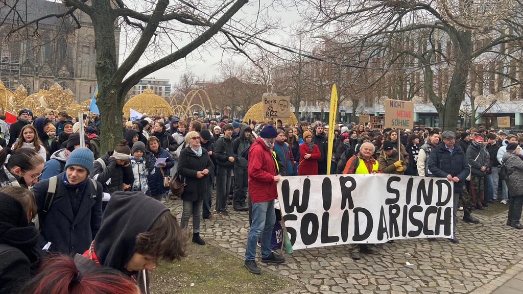 Alle Altersgruppen waren vertreten: Viele Schüler, aber auch ältere Menschen machten ihrem Ärger beim „Schulstreik gegen Wehrpflicht“ in Magdeburg Dampf. 