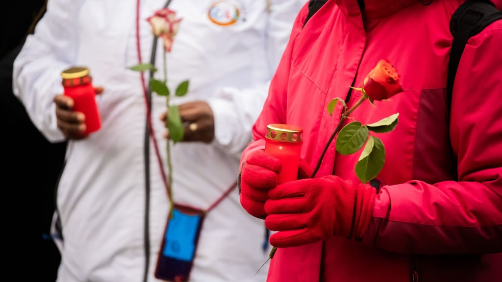 Mit einer Menschen-Lichter-Kette wollen Stadt und Religionsgemeinschaften an den Anschlag vor einem Jahr erinnern. (Archivbild)