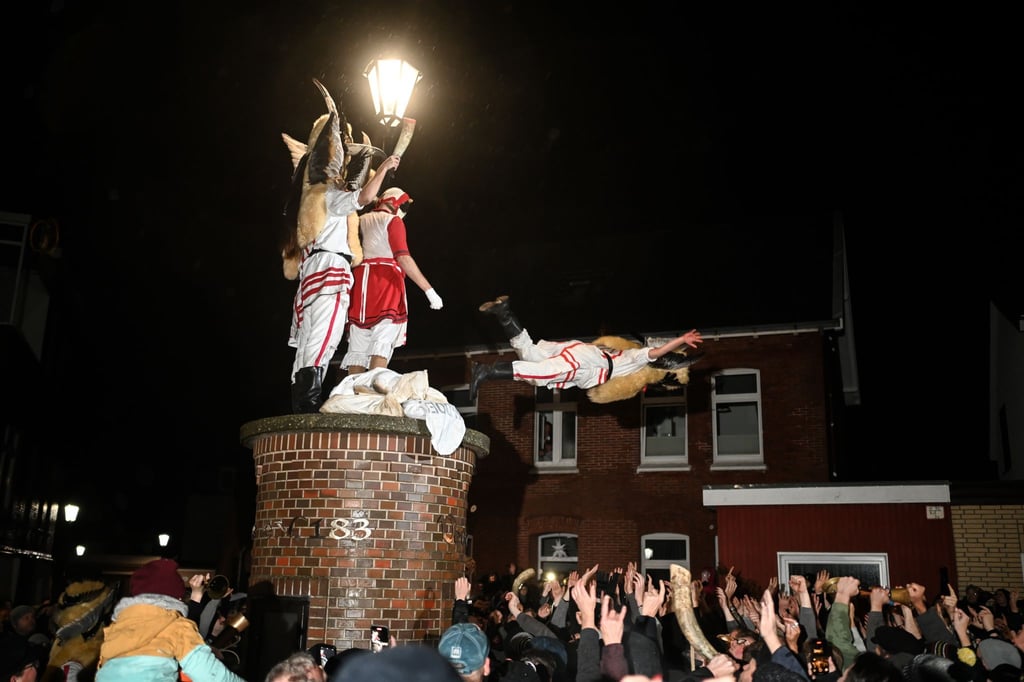 Es ist ein Brauch, bei dem junge Männer im Mittelpunkt stehen - die Ursprünge des Klaasohm-Festes liegen im Dunkeln. (Archivbild)