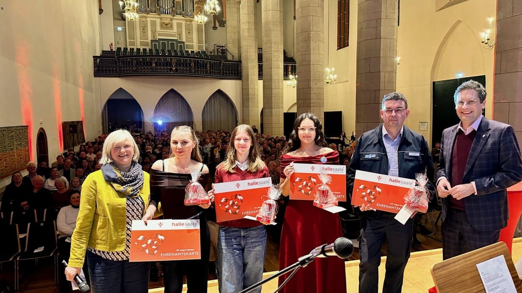 Wurden stellvertretend für alle Ehrenamtlichen auf der Bühne von OB Vogt (rechts) und Karen Leonhardt (links) von der Freiwilligenagentur geehrt (von links): Franziska Berner von der Hallianz Jugendjury, Annabelle Fiedler und Samita Aktas (beide Stadtschülerrat) sowie Jan Zenker (THW). 