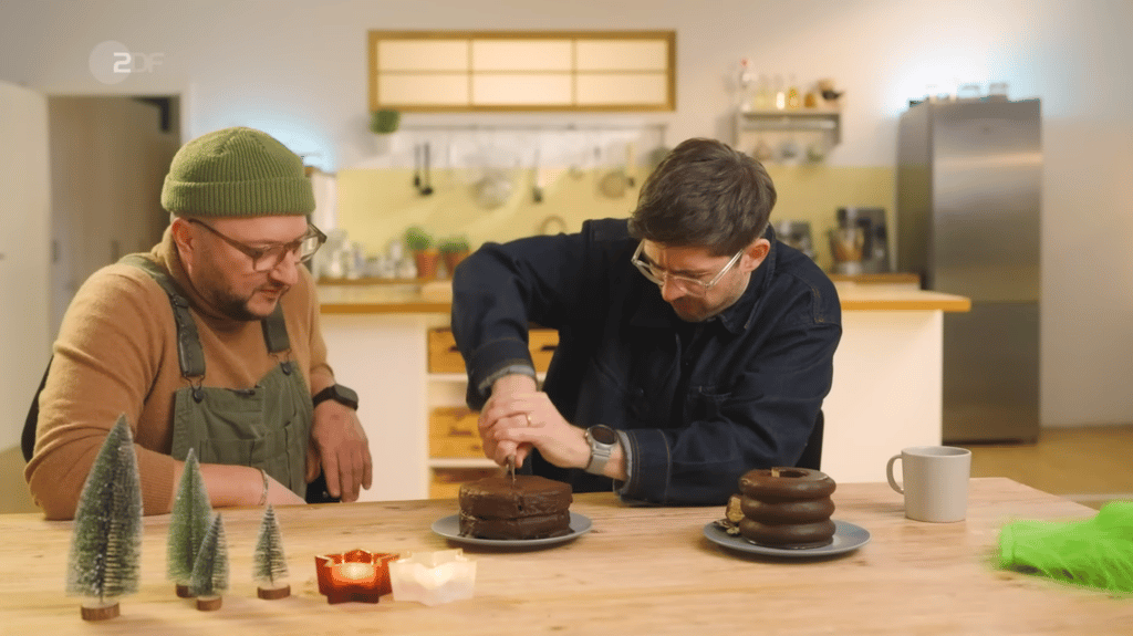 In der neusten Challenge muss Sebastian Lege (links) auf dem YouTube-Kanal von "Besseresser" einen Baumkuchen nachbacken.