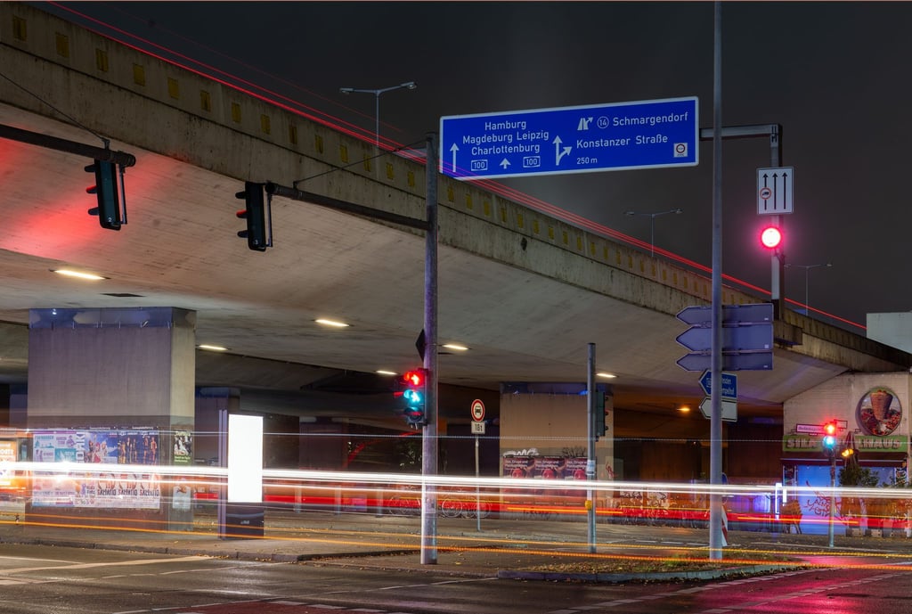 Auf der A100-Brücke über die Mecklenburgische Straße gibt es seit einigen Monaten Einschränkungen. (Archivbild)