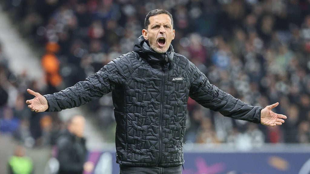 Frankfurt Coach Dino Toppmöller emotional an der Seitenlinie.