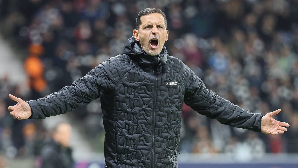 Frankfurt Coach Dino Toppmöller emotional an der Seitenlinie.