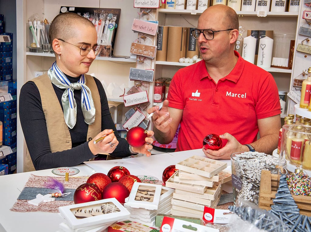 Kreativ-Experte Marcel Warnt zeigt Tageblatt/MZ-Volontärin Margarete Arendt, wie alten Baumkugeln mithilfe von Glanzlackmarkern eine neue Optik gegeben werden kann. 