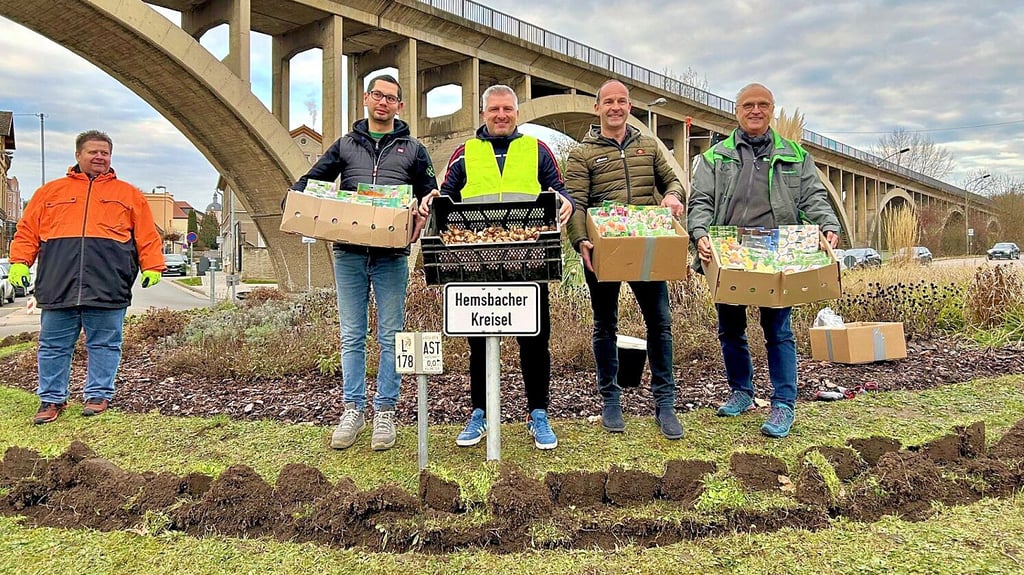 Müchelns Bürgermeister Andreas Marggraf (M.) legte beim Arbeitseinsatz am Kreisel ebenso Hand an wie die Vertreter der Raiffeisenwarengenossenschaft. 