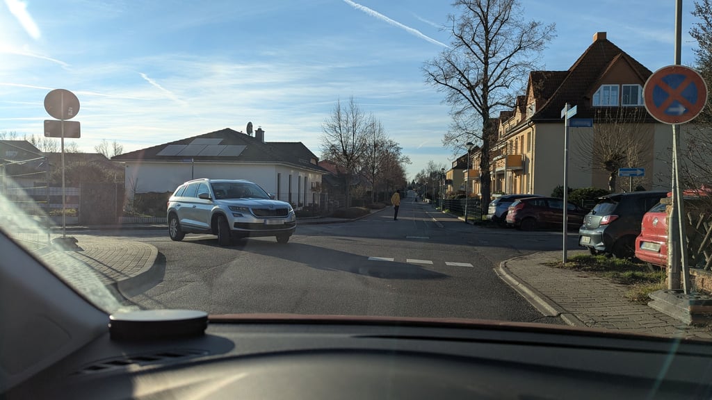 Seitdem die Geusaer Straße in Merseburg wegen einer Baustelle gesperrt ist, fahren viele durch das angrenzende Wohngebiet.