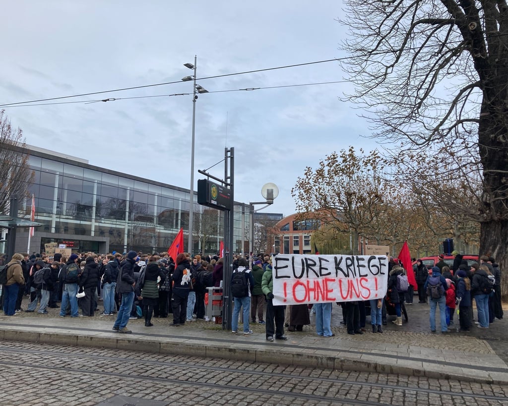 Mehrere Hundert Menschen kamen für die Demo in Erfurt zunächst auf dem Theaterplatz zusammen und zogen dann durch die Stadt.