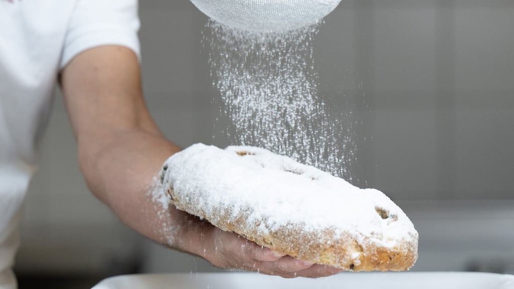 Der Dezember ist die Zeit für einen Weihnachtsstollen. Warum dieser so aussieht, beschreibt Natalie Dielas in ihrem Buch. 