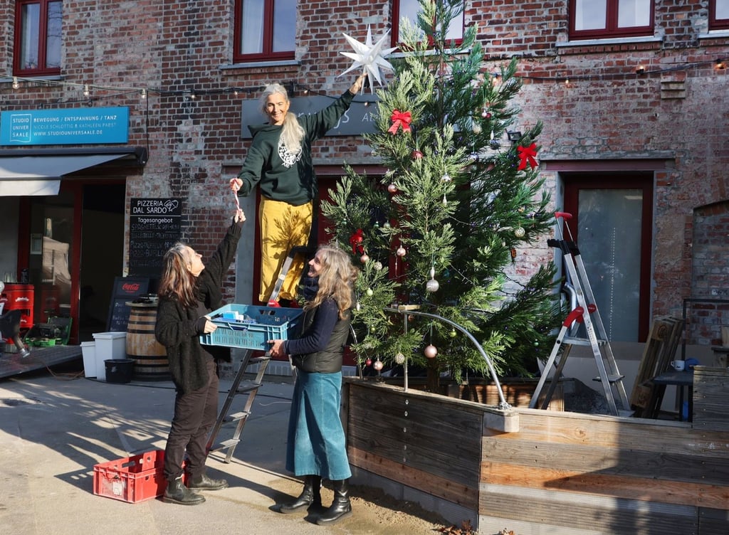 Letzte Handgriffe für den „Advent an der Saale“: Das Pfälzer Ufer ist nur eine Station, an der Spaziergänger bei der Winterwanderung Halt machen können. 